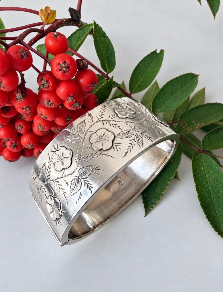 1905 Henry Matthews engraved sterling silver hinged bracelet