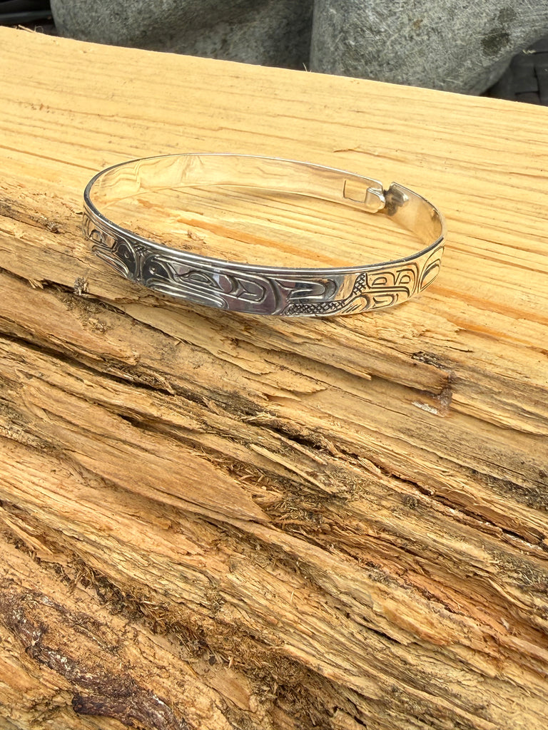 Vintage silver bracelet showing engraved cross-hatching and split-U details
