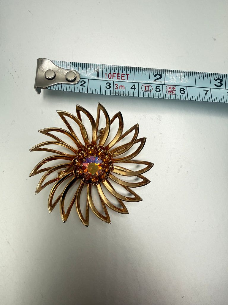 Vintage Sarah Coventry flower brooch measuring 2 inches wide