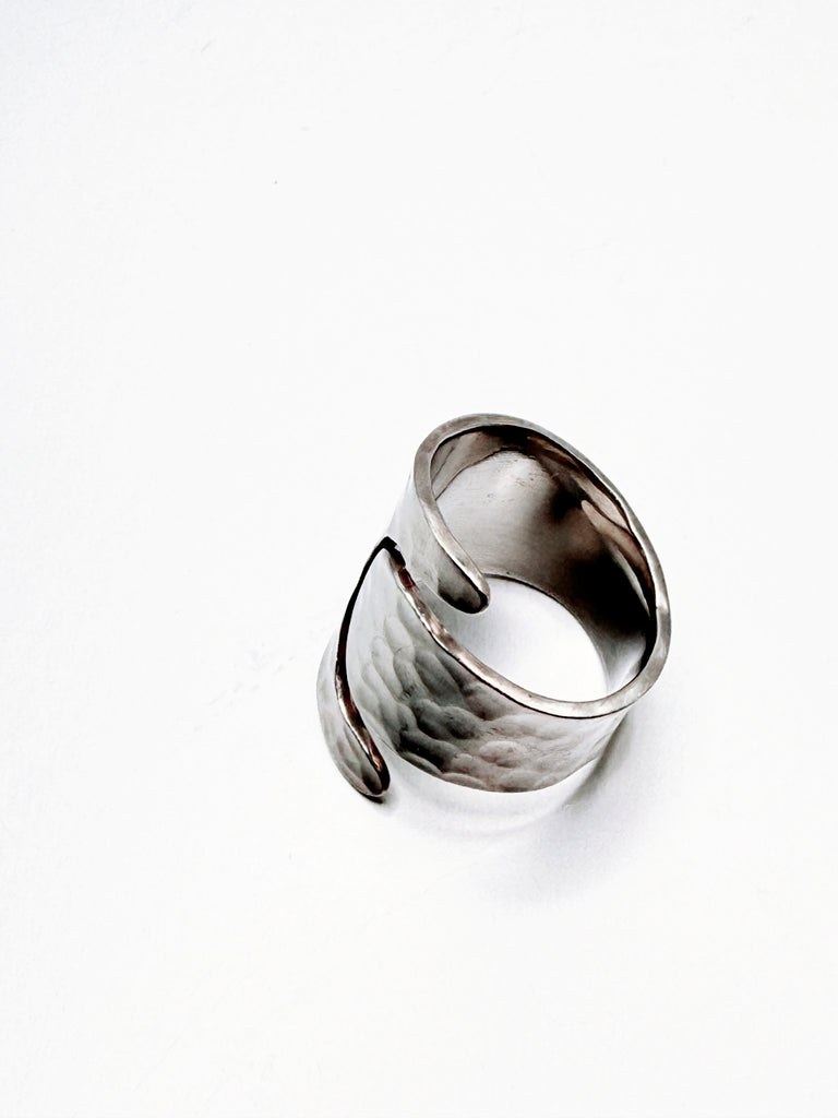 Vintage chunky 925 sterling silver hammered ring with open sculptural design