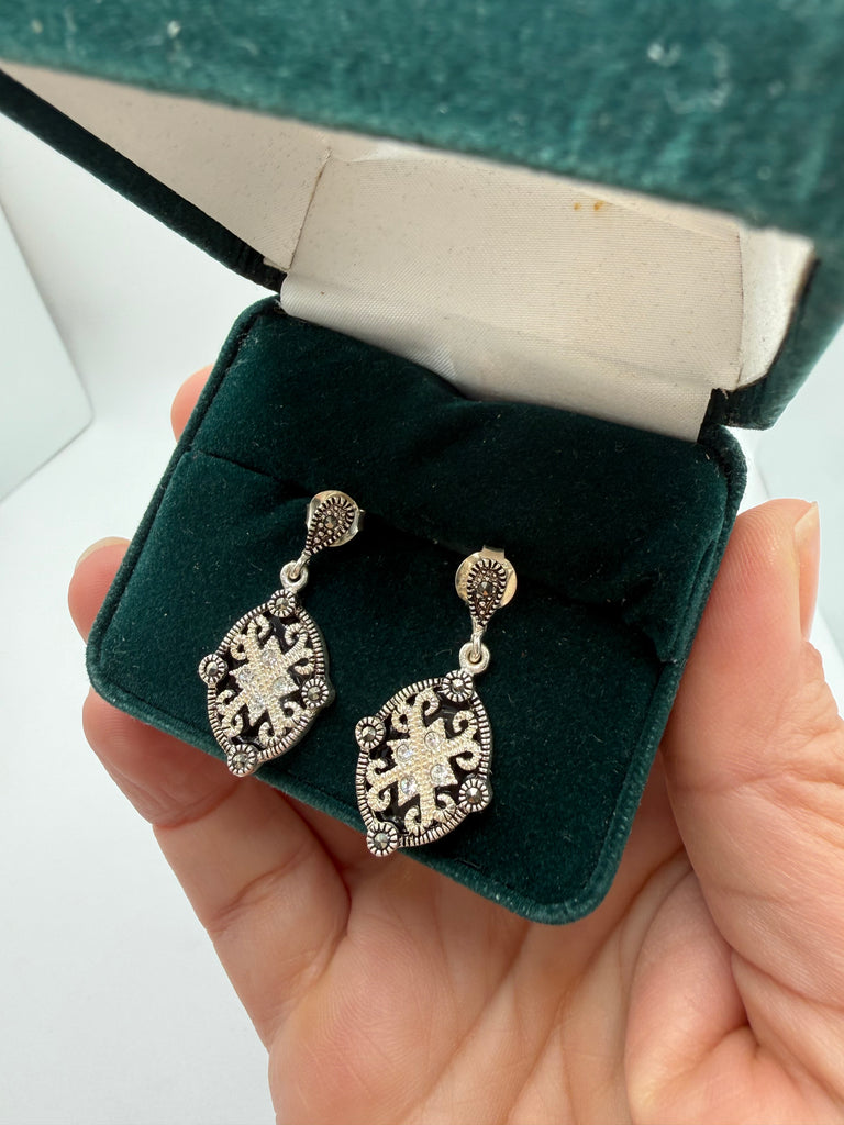 Pair of vintage 925 silver drop earrings displayed in green jewellery box