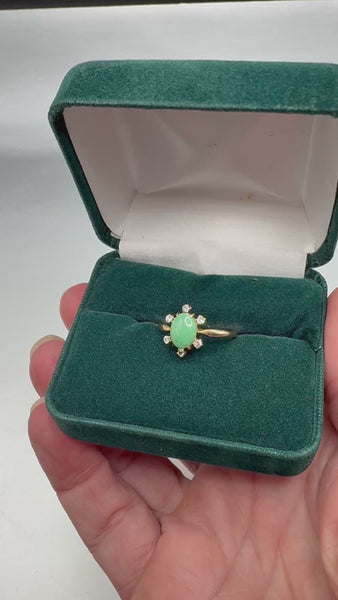 Vintage 14K yellow gold ring with oval green jade cabochon and diamond halo in green jewellery box
